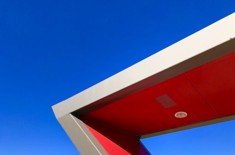 Conception, cohérence visuelle, optimisation et mesure de la performance: La création de corners thématiques
