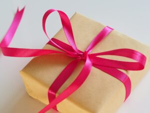 Photo Delighted customer receiving gift