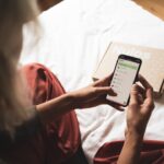 Personnalisation sur mesure : Gravure, broderie et suivi SMS pour une attente sereine