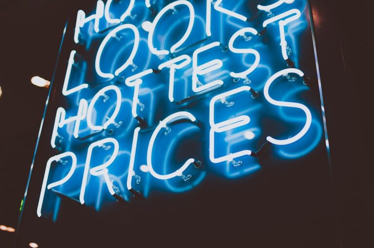 Choisir entre prix bas stables ou vagues promotionnelles