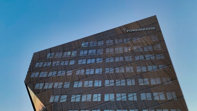 Optimisation énergétique : contrôle HVAC/LED par capteurs CO₂, présence et météo