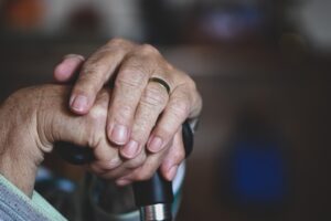 Solutions pour réduire la fatigue décisionnelle chez les seniors