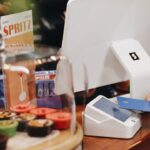 Sécurité sonore en caisse : bulle d’intelligibilité sans couper l’ambiance du magasin