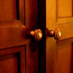 Les risques liés aux portes de rangement : vérins et formations
