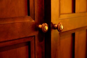 Les risques liés aux portes de rangement : vérins et formations
