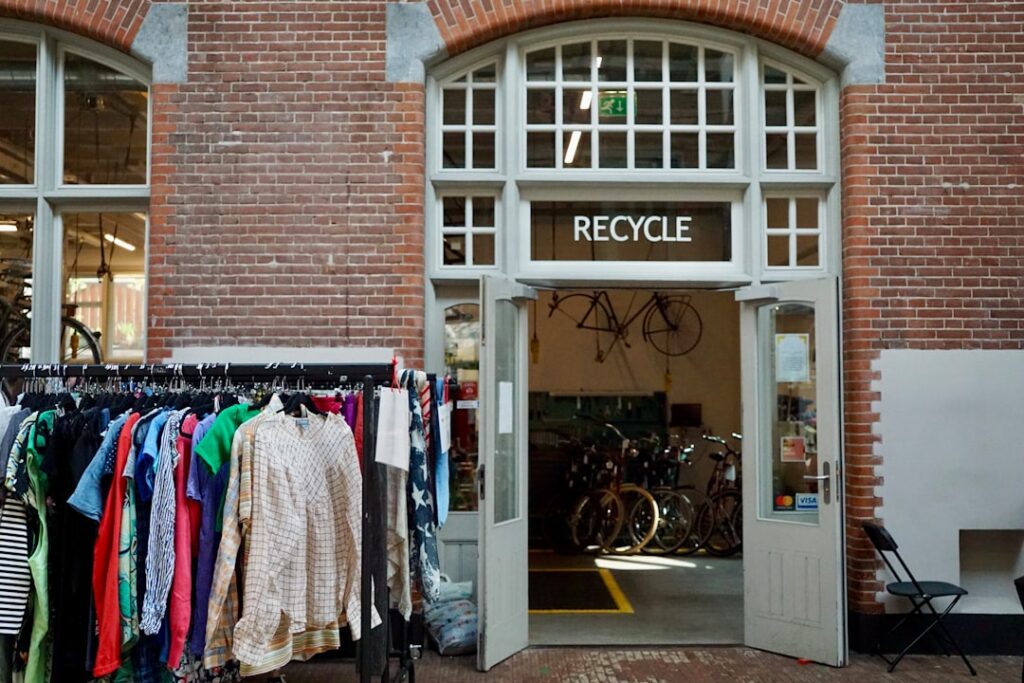Atelier de réparation & upcycling : avant/après visibles et ventes de pièces reconditionnées