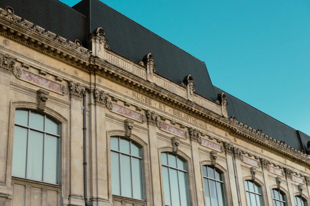 Maîtriser les Beaux-arts : tests pinceaux/couleurs, lumière neutre et exemples d’œuvres didactiques