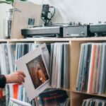 Exploration du vinyle vintage : platines, bacs alphabétiques et échange