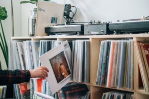 Exploration du vinyle vintage : platines, bacs alphabétiques et échange