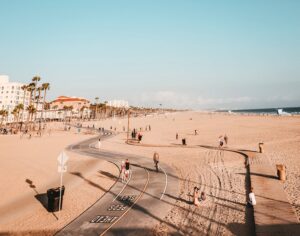 Surf & Glisse : Racks sécurisés, météo/spot du jour et atelier wax/réparation