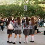 Magasin scolaire uniformes : cabines rapides, tailles standardisées et calendrier campagnes.