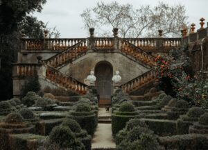 Découvrez notre collection d&rsquo;Antiquités & brocante : scénos par époque, fiches provenance et paiement sécurisé objets rares