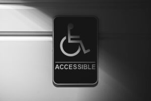 Améliorer l&rsquo;accessibilité numérique en magasin : lecteurs d&rsquo;écran, contrastes renforcés et boucles magnétiques connectées