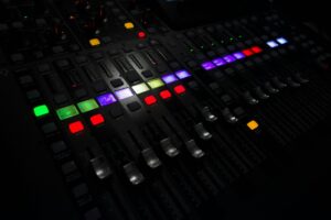 Créer l&rsquo;ambiance sonore parfaite: ajuster volume et style pour chaque zone