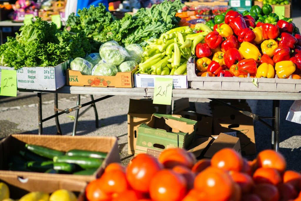 Marché fermier en intérieur : stands réfrigérés et parcours terroirs
