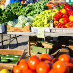 Marché fermier en intérieur : stands réfrigérés et parcours terroirs