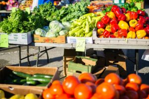 Marché fermier en intérieur : stands réfrigérés et parcours terroirs