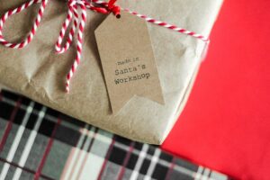 Noël & saisonnier : stock tampon, cadeaux par budget et emballage express