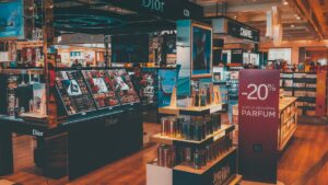 Co-marketing avec marques : cofinancer vitrines, démos et dotations cohérentes